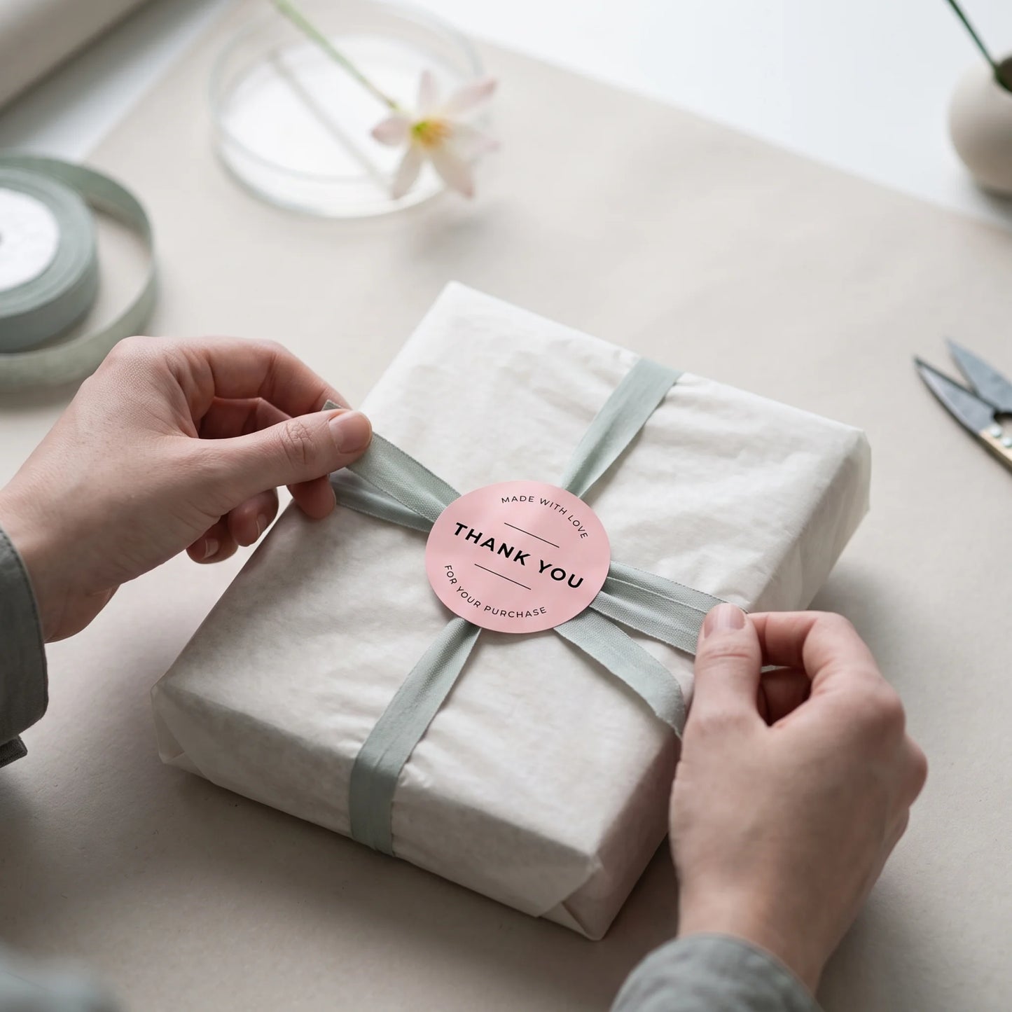 Pegatinas minimalistas de «Hecho con amor» para pequeñas empresas, redondas con tipografía clásica, redondas de 2 pulgadas, 60 etiquetas | Varikit