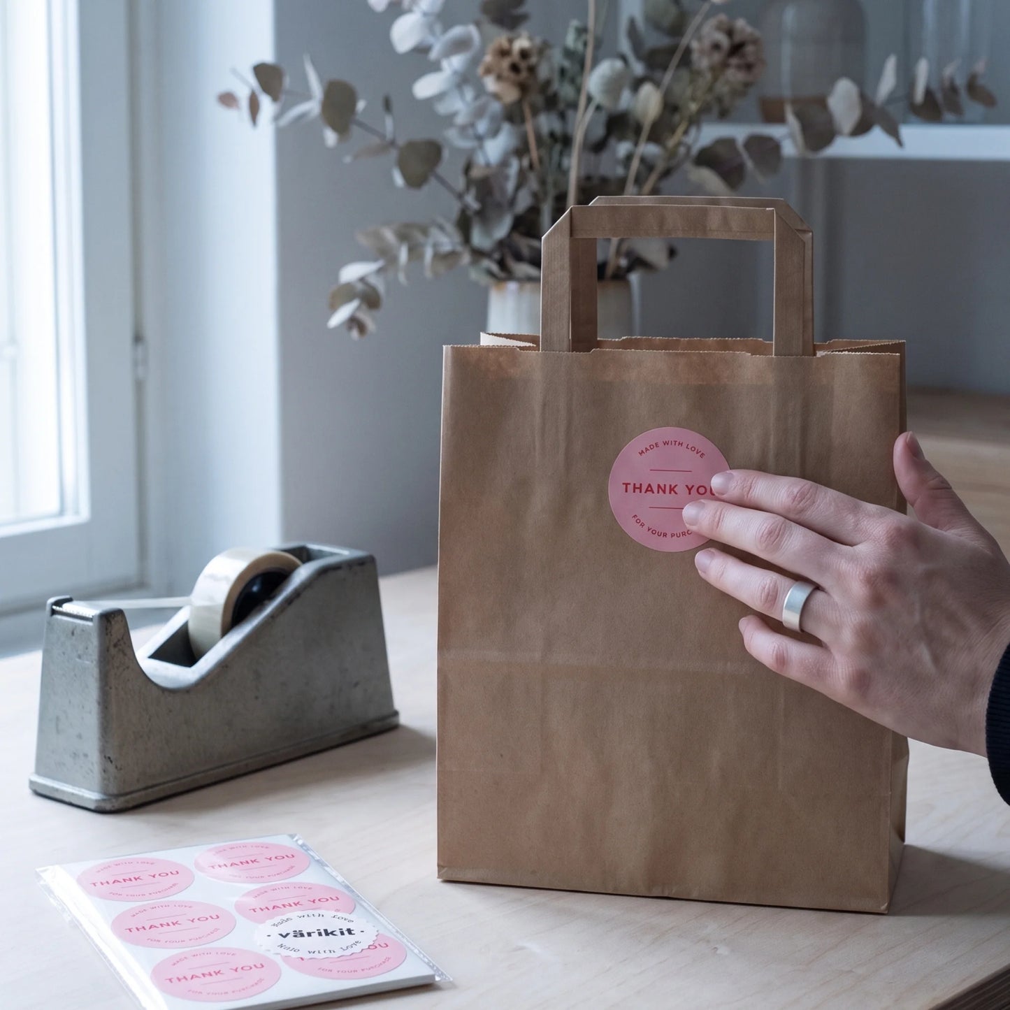 Pegatinas minimalistas de «Hecho con amor» para pequeñas empresas, redondas con tipografía clásica, redondas de 2 pulgadas, 60 etiquetas | Varikit