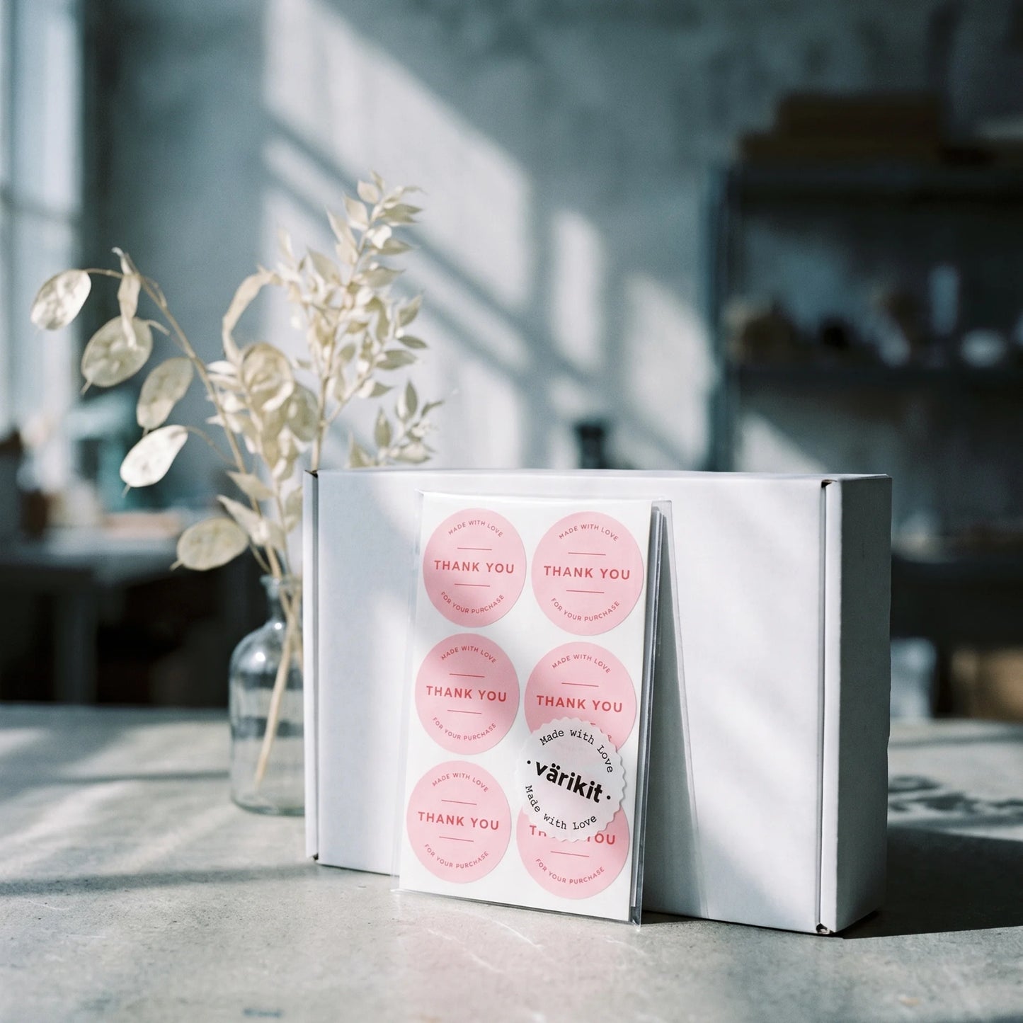 Pegatinas minimalistas de «Hecho con amor» para pequeñas empresas, redondas con tipografía clásica, redondas de 2 pulgadas, 60 etiquetas | Varikit