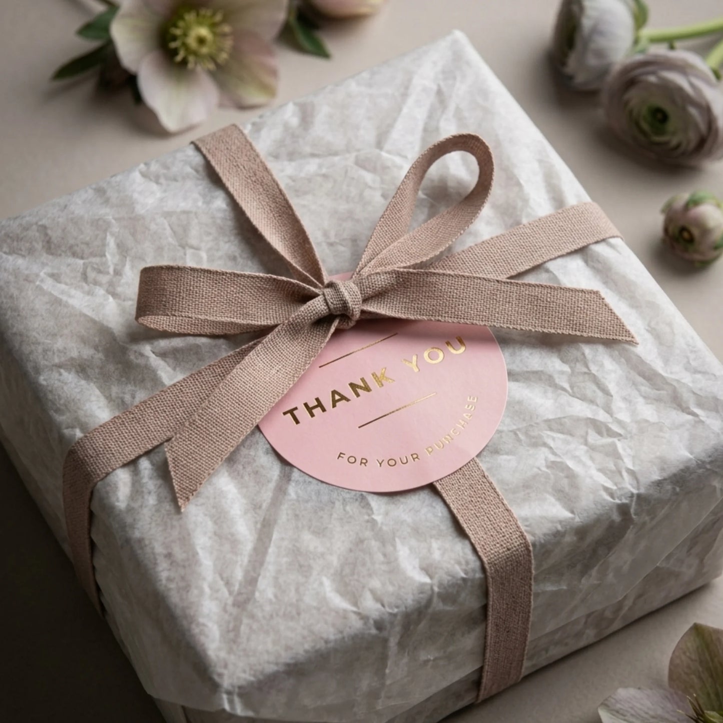 Pegatinas minimalistas de «Hecho con amor» para pequeñas empresas, redondas con tipografía clásica, redondas de 2 pulgadas, 60 etiquetas | Varikit