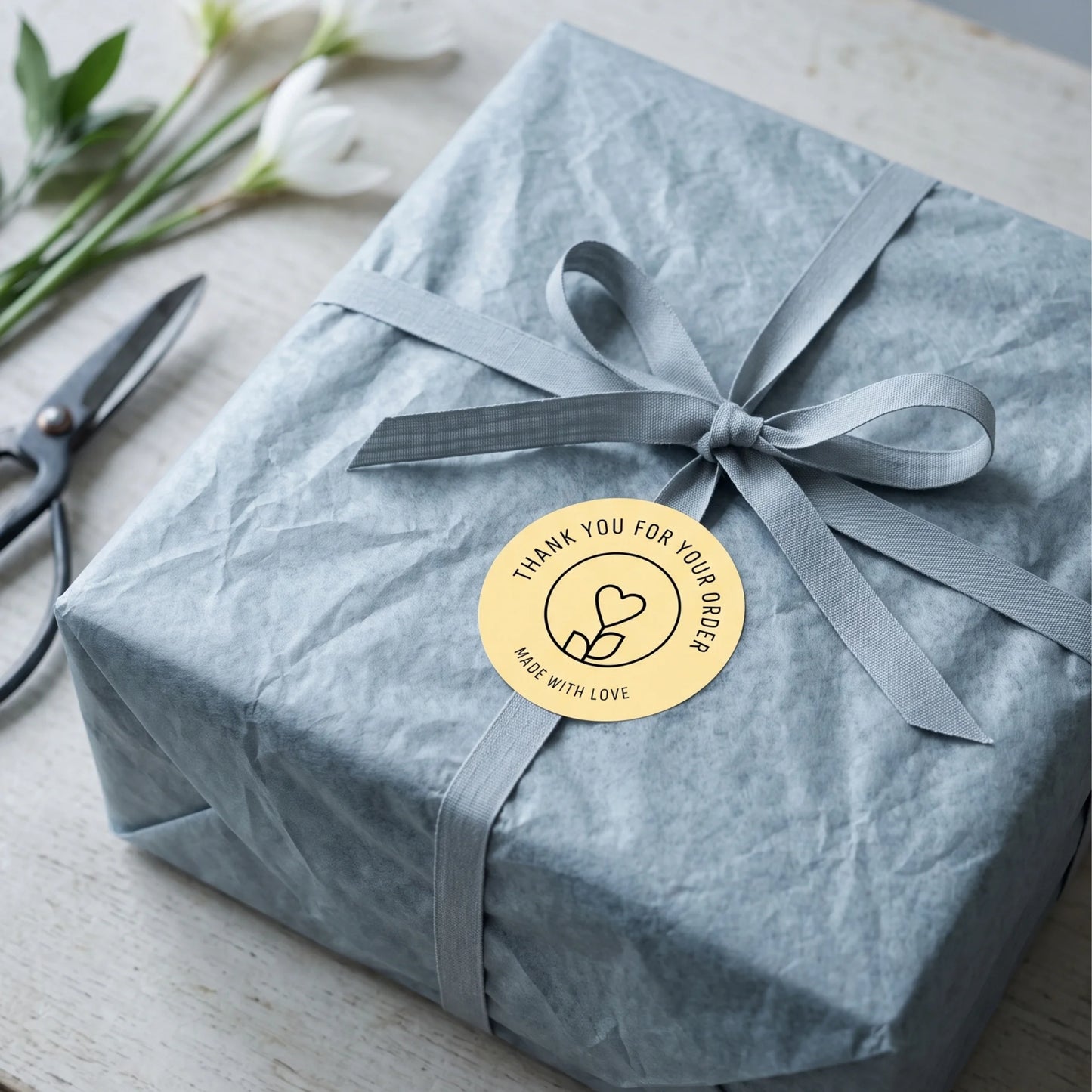 Pegatinas minimalistas de «Hecho con amor» para pequeñas empresas, tallo de flores con corazón, redondas de 2 pulgadas, 60 etiquetas | Varikit