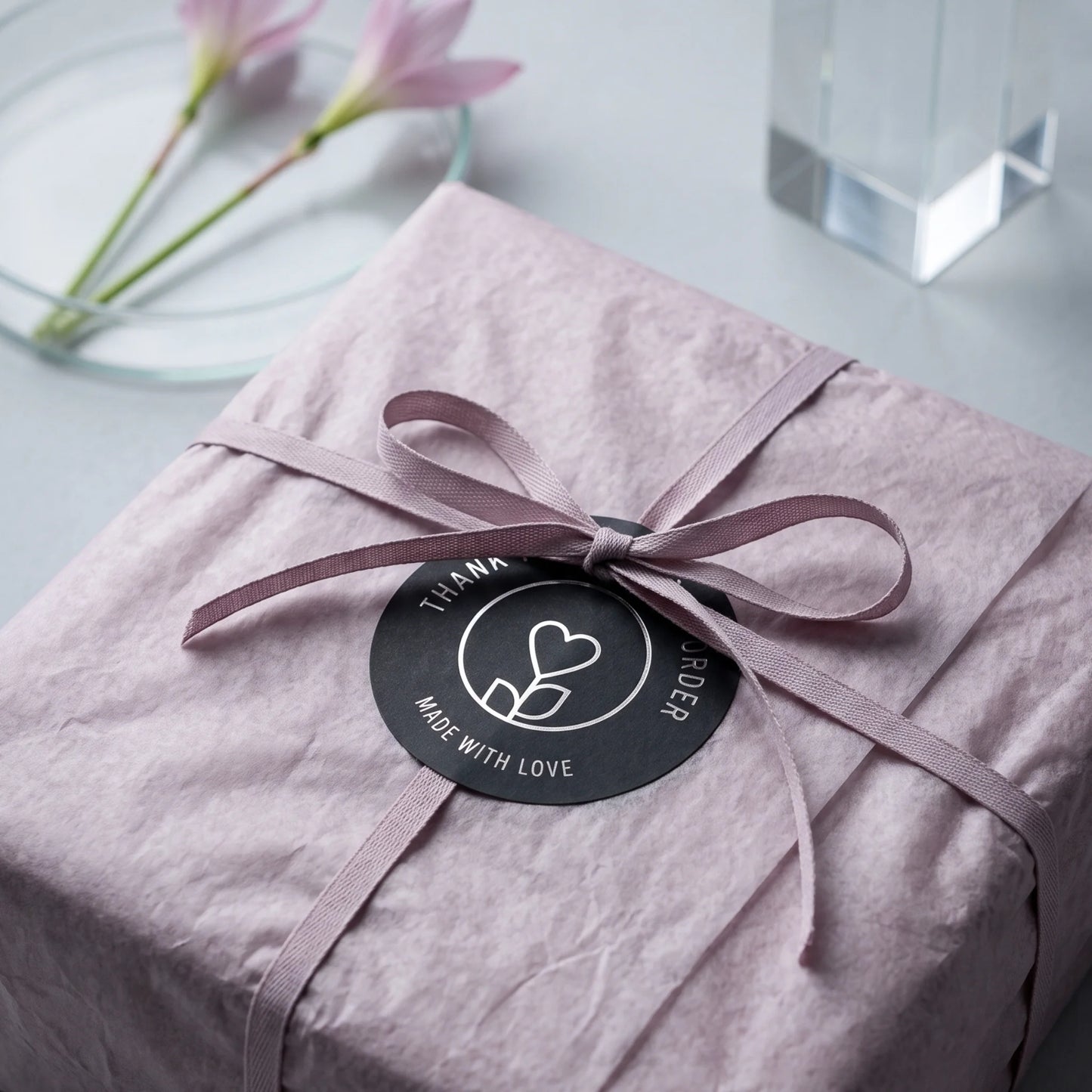 Pegatinas minimalistas de «Hecho con amor» para pequeñas empresas, tallo de flores con corazón, redondas de 2 pulgadas, 60 etiquetas | Varikit