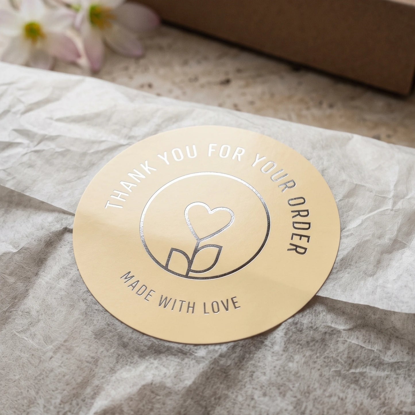Pegatinas minimalistas de «Hecho con amor» para pequeñas empresas, tallo de flores con corazón, redondas de 2 pulgadas, 60 etiquetas | Varikit