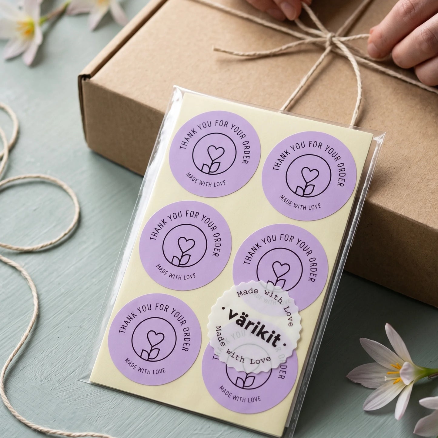 Pegatinas minimalistas de «Hecho con amor» para pequeñas empresas, tallo de flores con corazón, redondas de 2 pulgadas, 60 etiquetas | Varikit