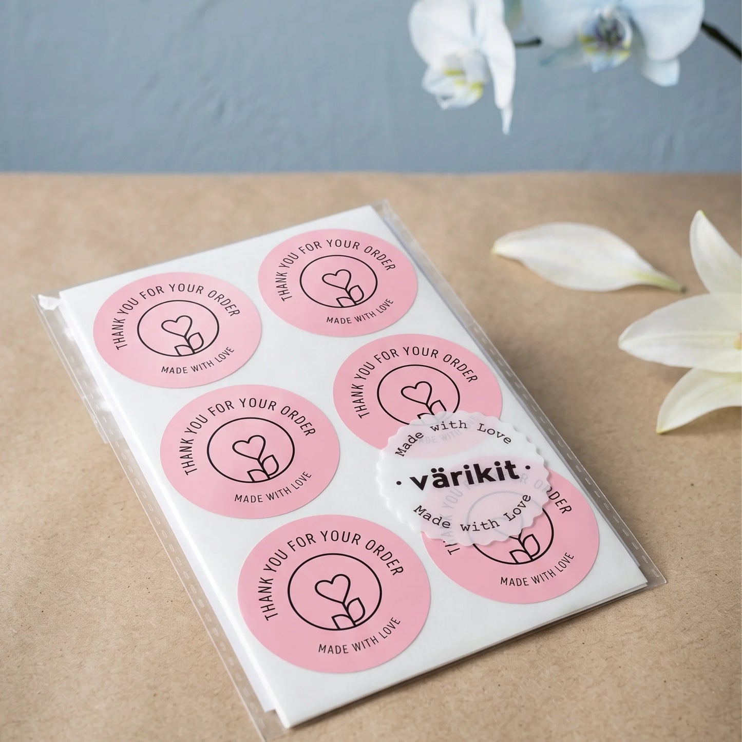 Pegatinas minimalistas de «Hecho con amor» para pequeñas empresas, tallo de flores con corazón, redondas de 2 pulgadas, 60 etiquetas | Varikit