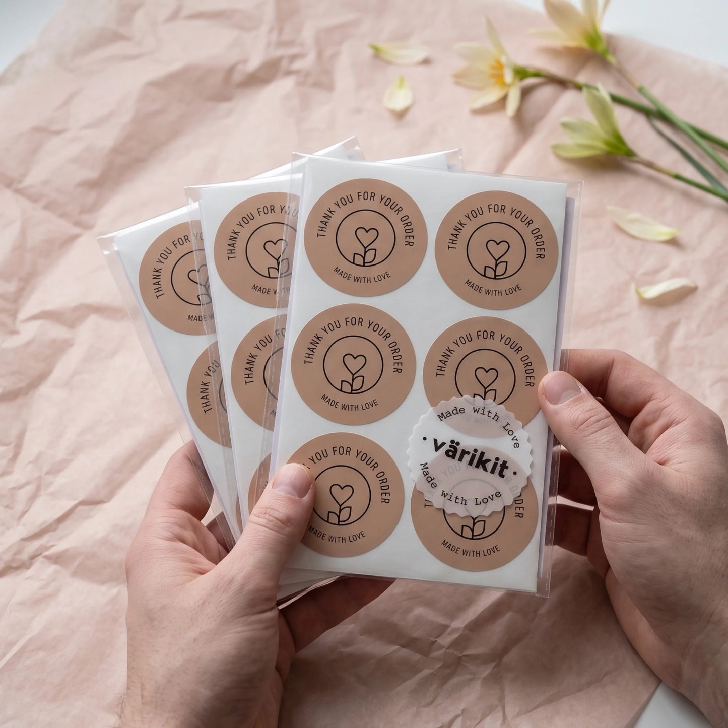 Pegatinas minimalistas de «Hecho con amor» para pequeñas empresas, tallo de flores con corazón, redondas de 2 pulgadas, 60 etiquetas | Varikit