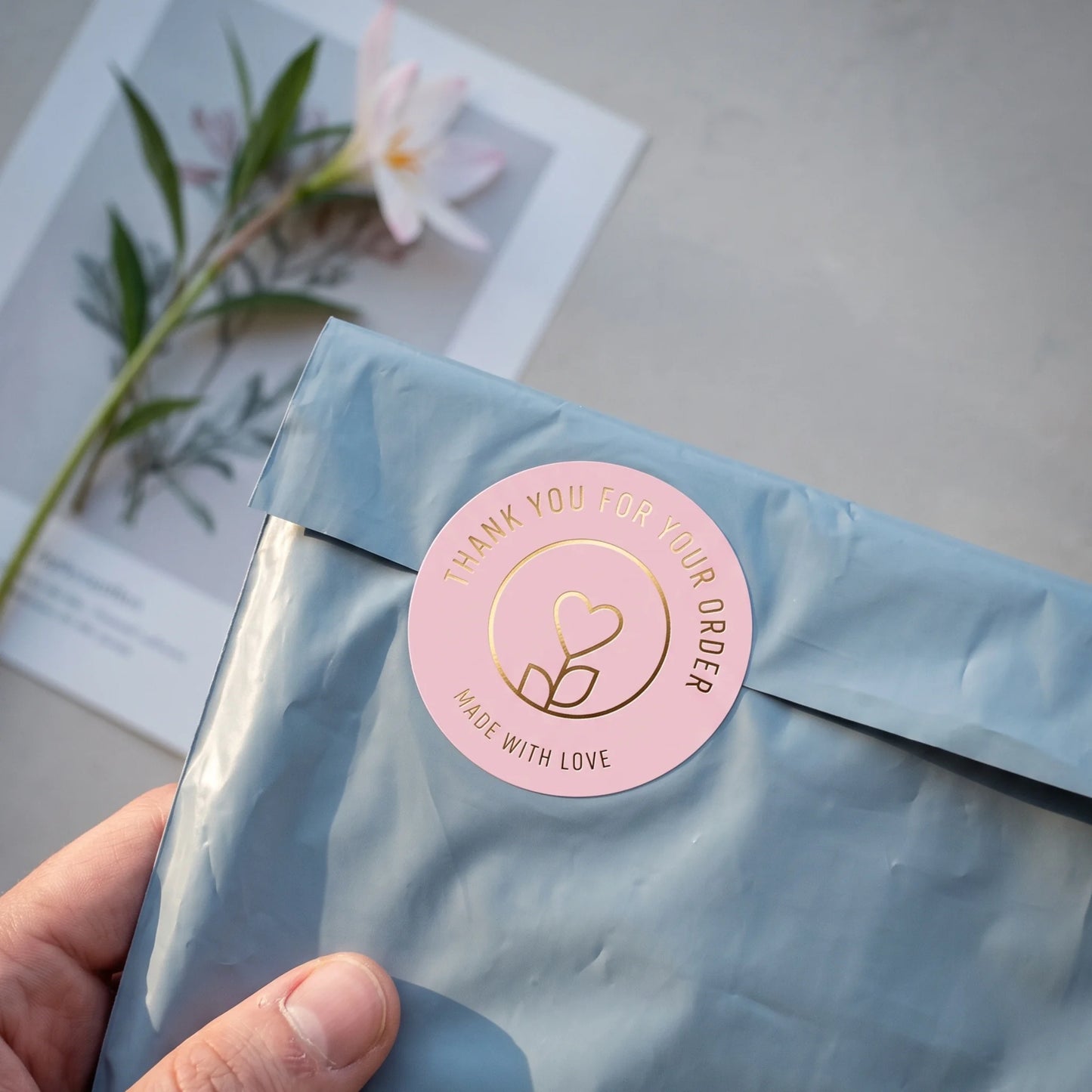 Pegatinas minimalistas de «Hecho con amor» para pequeñas empresas, tallo de flores con corazón, redondas de 2 pulgadas, 60 etiquetas | Varikit