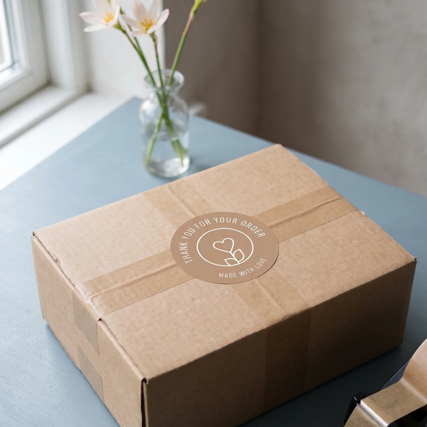 Pegatinas minimalistas de «Hecho con amor» para pequeñas empresas, tallo de flores con corazón, redondas de 2 pulgadas, 60 etiquetas | Varikit