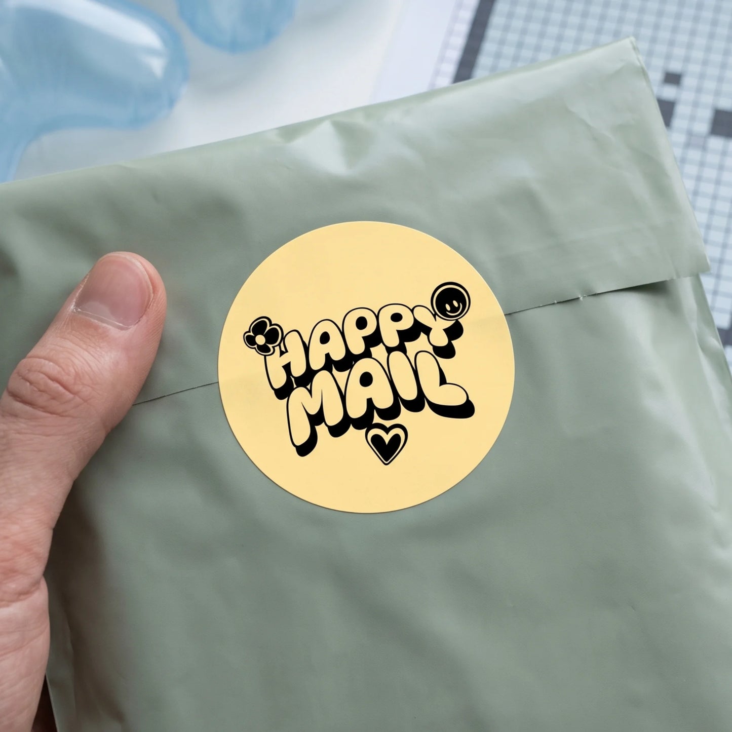 Retromoderne spielerische Dankeschön-Aufkleber für kleine Unternehmen, groovy Happy Mail, 2-Zoll rund, 60 Etiketten | Varikit