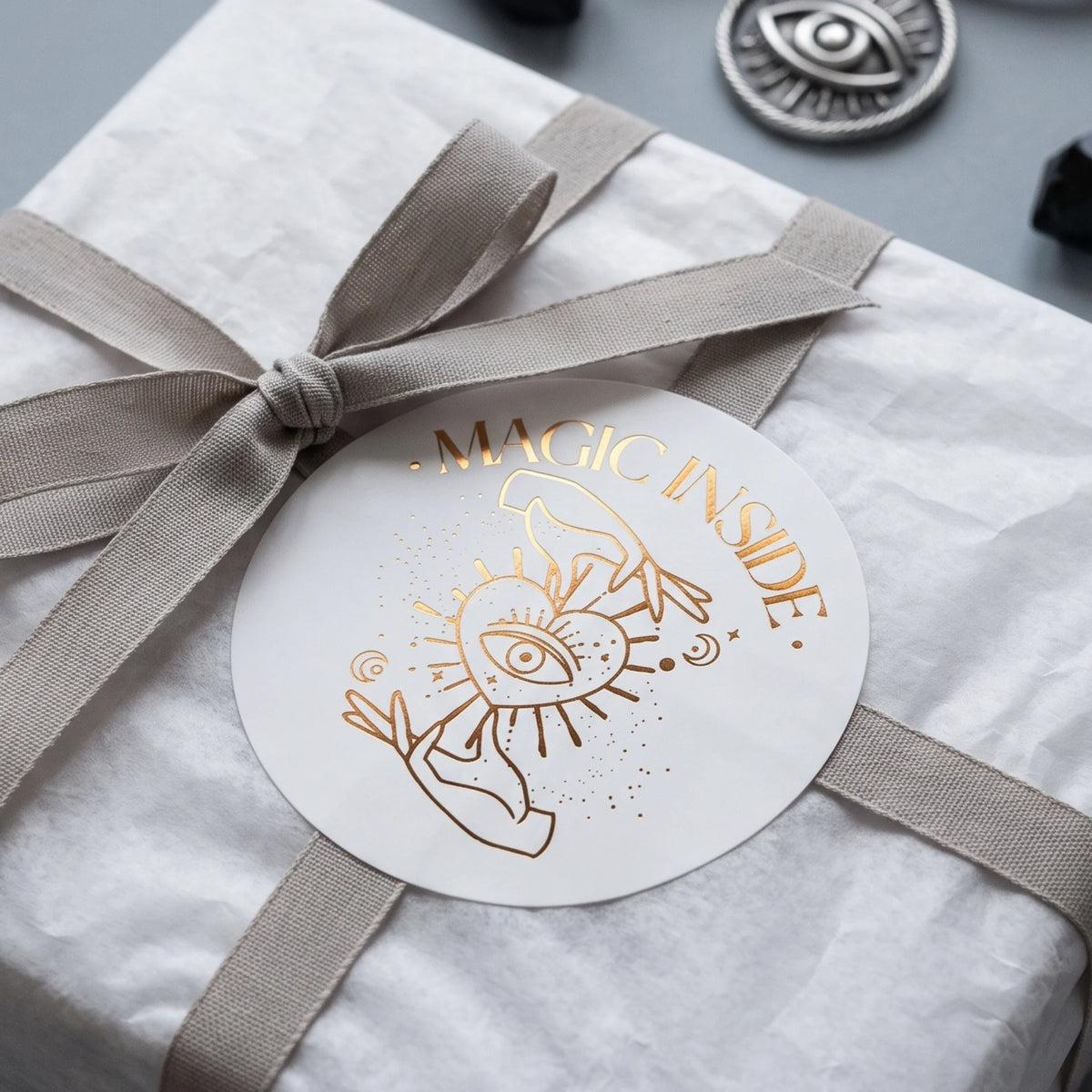 Pegatinas «Magia en el interior» para pequeñas empresas, mano y ojo celestiales, redondas de 2 pulgadas, 60 etiquetas | Varikit