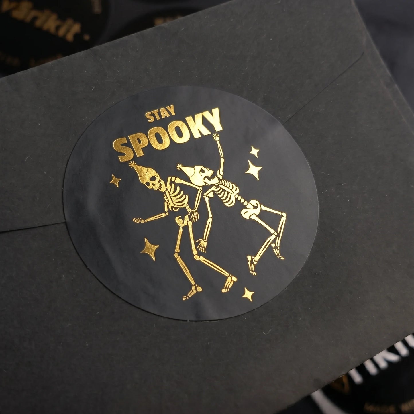 Verspielte Stay Spooky Aufkleber für kleine Unternehmen, tanzende Skelette, 2 Zoll rund, 60 Etiketten | Varikit