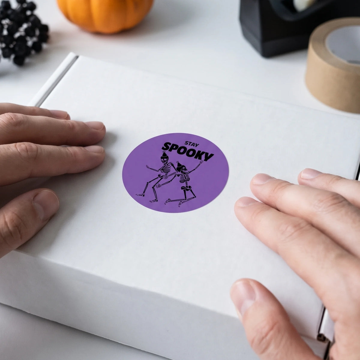 Autocollants ludiques « Stay Spooky » pour petites entreprises, squelettes dansants, ronds de 5 cm, 60 étiquettes | Varikit