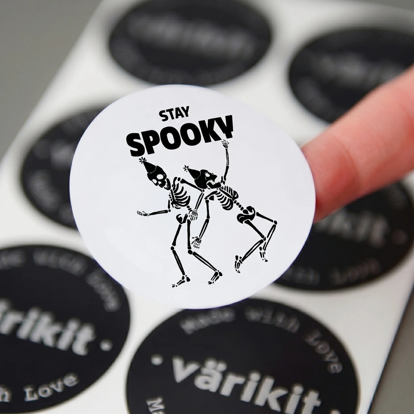 Verspielte Stay Spooky Aufkleber für kleine Unternehmen, tanzende Skelette, 2 Zoll rund, 60 Etiketten | Varikit