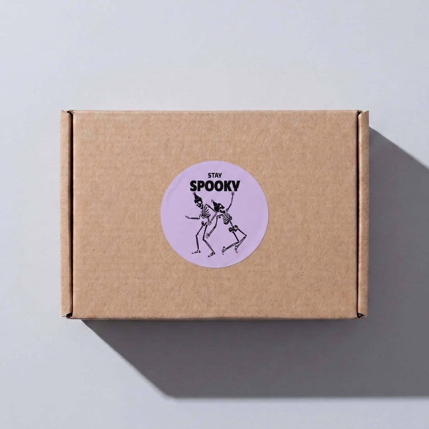 Verspielte Stay Spooky Aufkleber für kleine Unternehmen, tanzende Skelette, 2 Zoll rund, 60 Etiketten | Varikit
