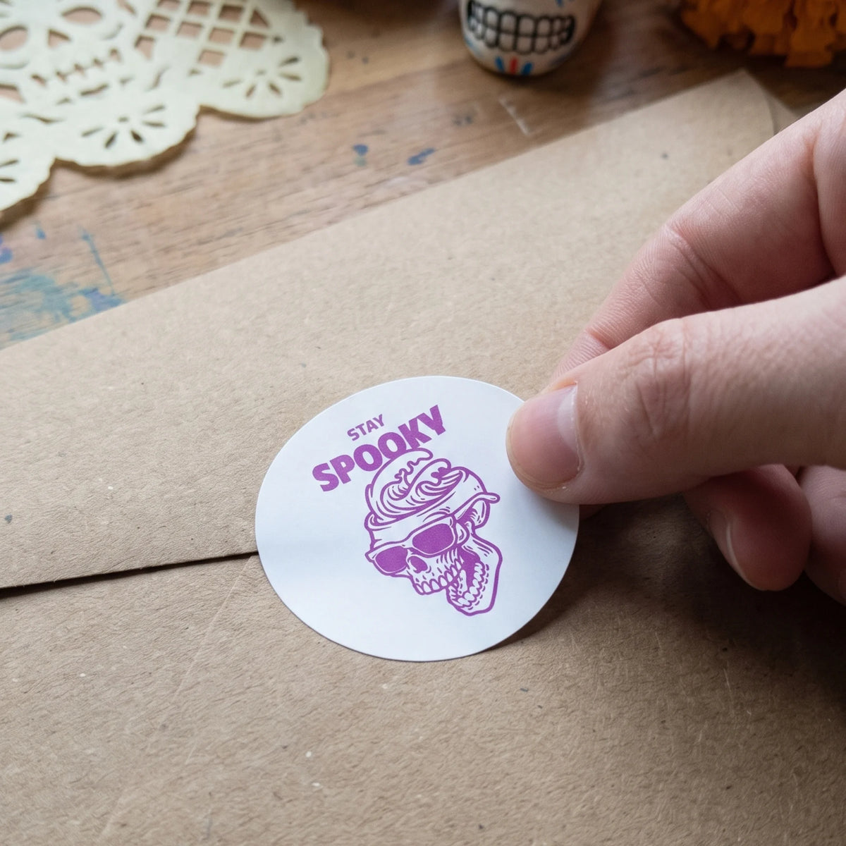 Autocollants ludiques "Stay Spooky" pour petites entreprises, Crâne et vague avec lunettes de soleil, 2 pouces ronds, 60 étiquettes | Varikit