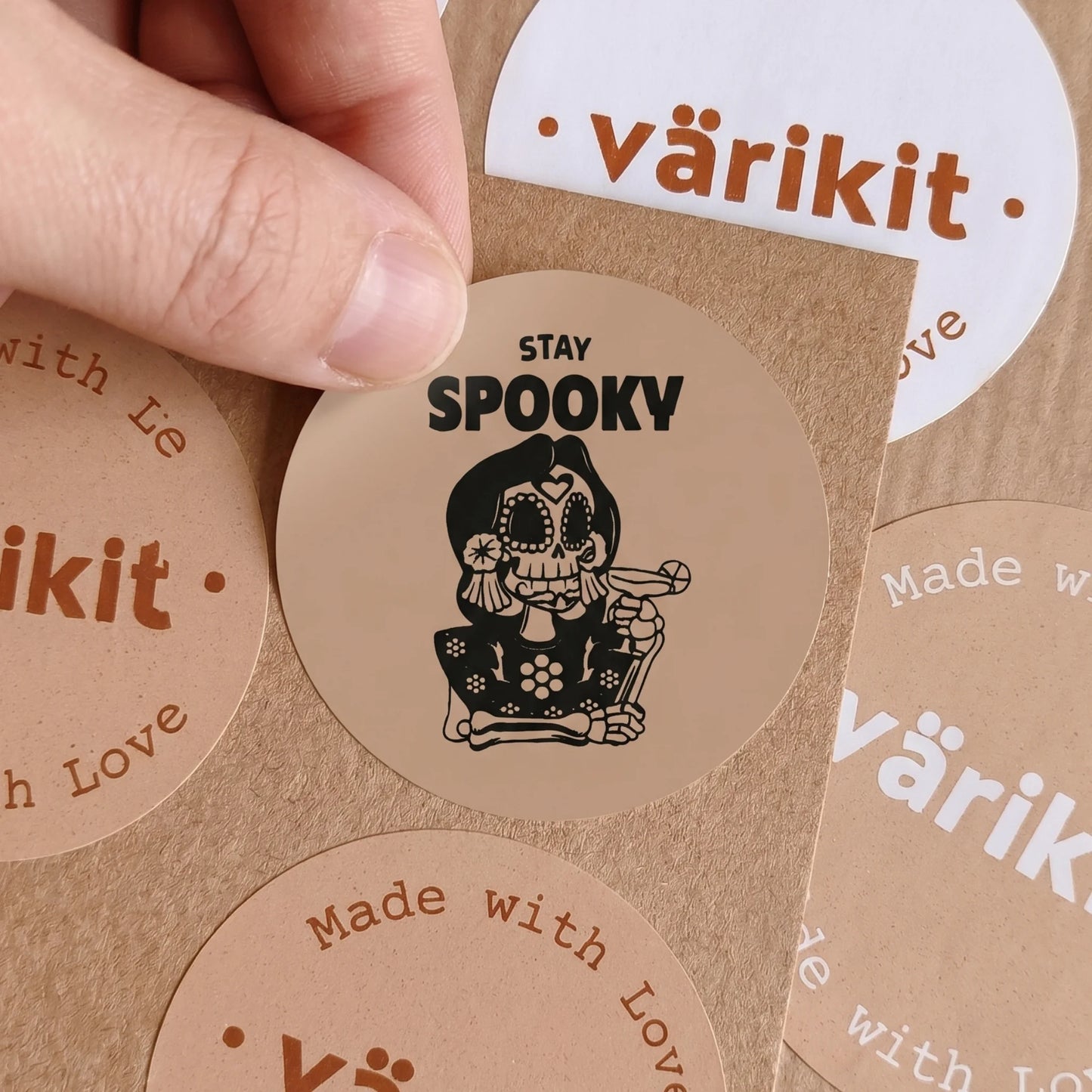 Verspielte Stay Spooky Aufkleber für kleine Unternehmen, Sugar Skull Cocktail, 2 Zoll rund, 60 Etiketten | Varikit