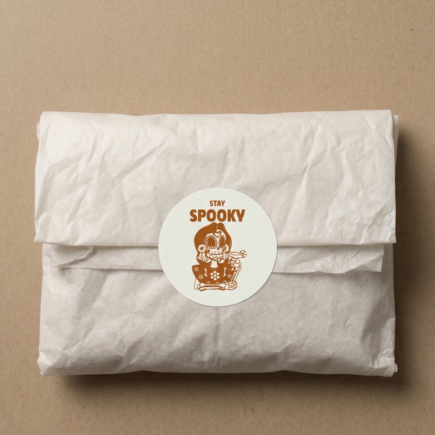 Verspielte Stay Spooky Aufkleber für kleine Unternehmen, Sugar Skull Cocktail, 2 Zoll rund, 60 Etiketten | Varikit