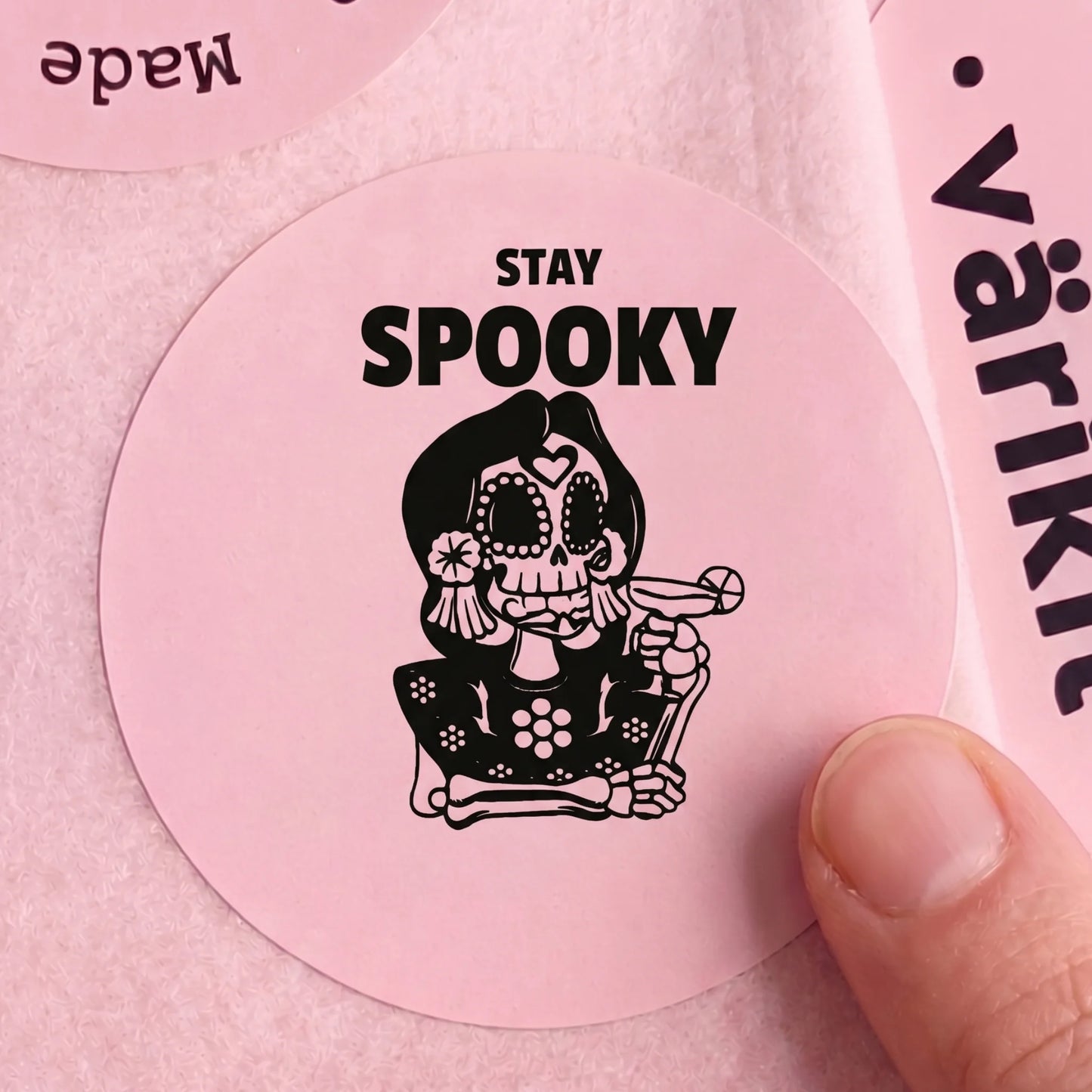 Verspielte Stay Spooky Aufkleber für kleine Unternehmen, Sugar Skull Cocktail, 2 Zoll rund, 60 Etiketten | Varikit