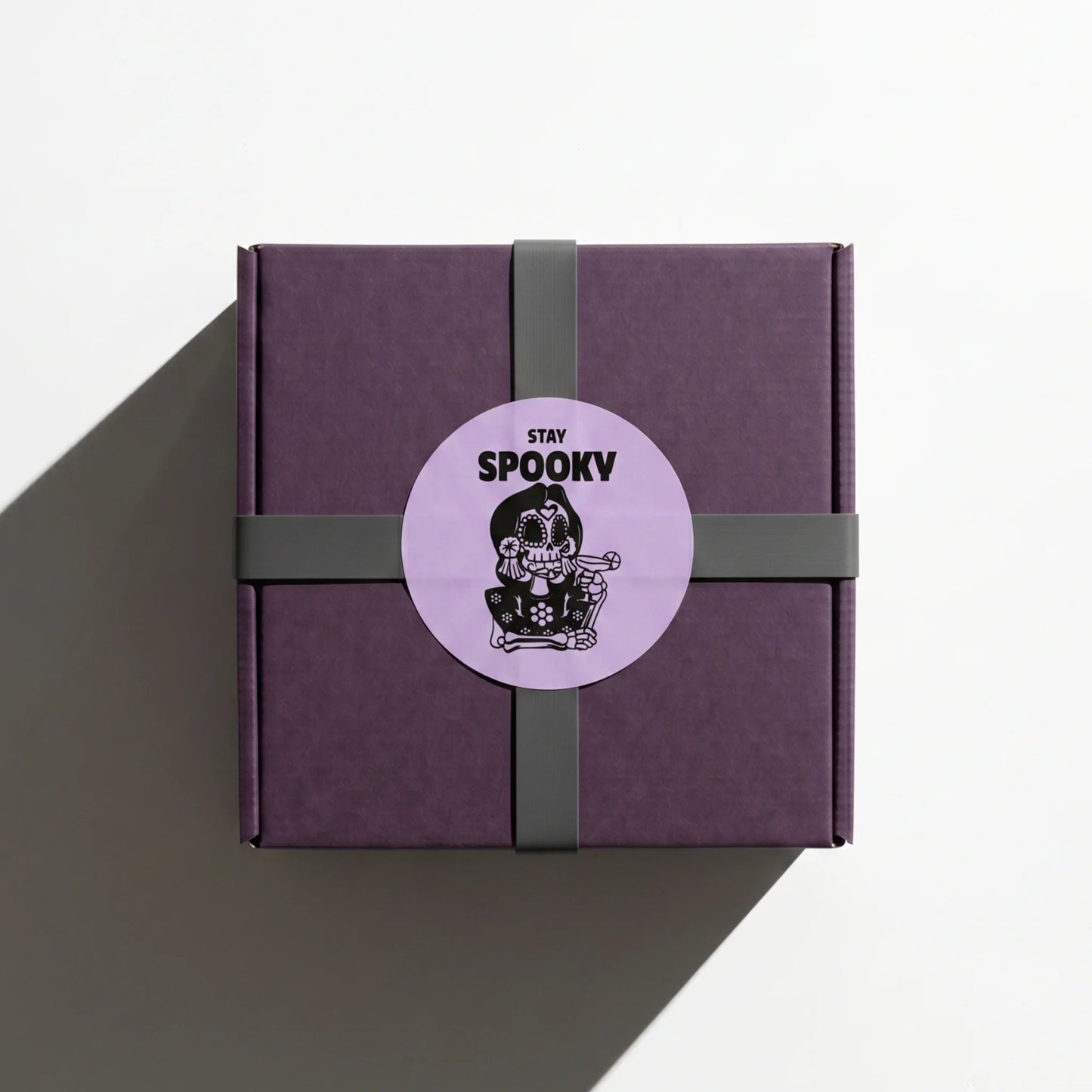 Verspielte Stay Spooky Aufkleber für kleine Unternehmen, Sugar Skull Cocktail, 2 Zoll rund, 60 Etiketten | Varikit