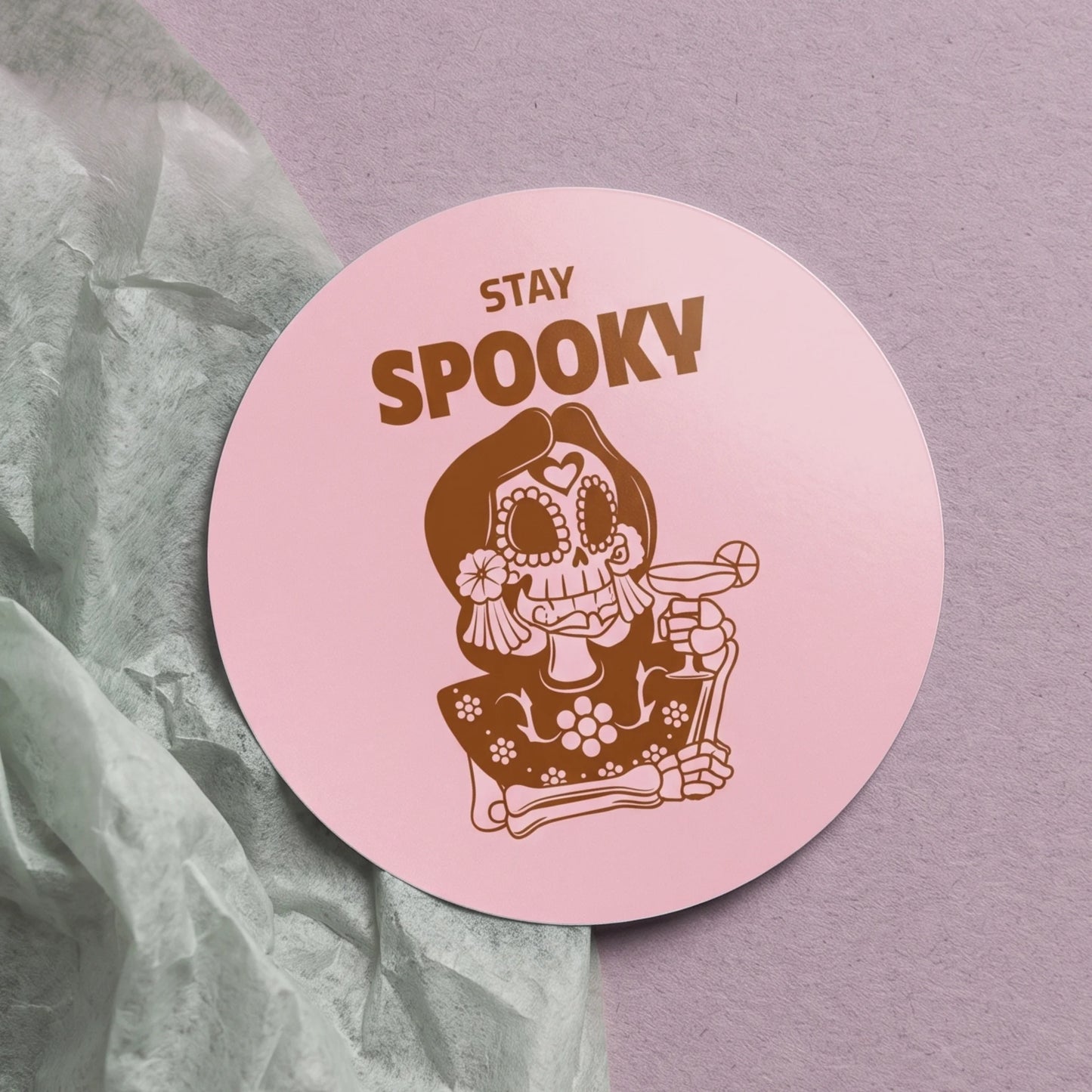 Verspielte Stay Spooky Aufkleber für kleine Unternehmen, Sugar Skull Cocktail, 2 Zoll rund, 60 Etiketten | Varikit