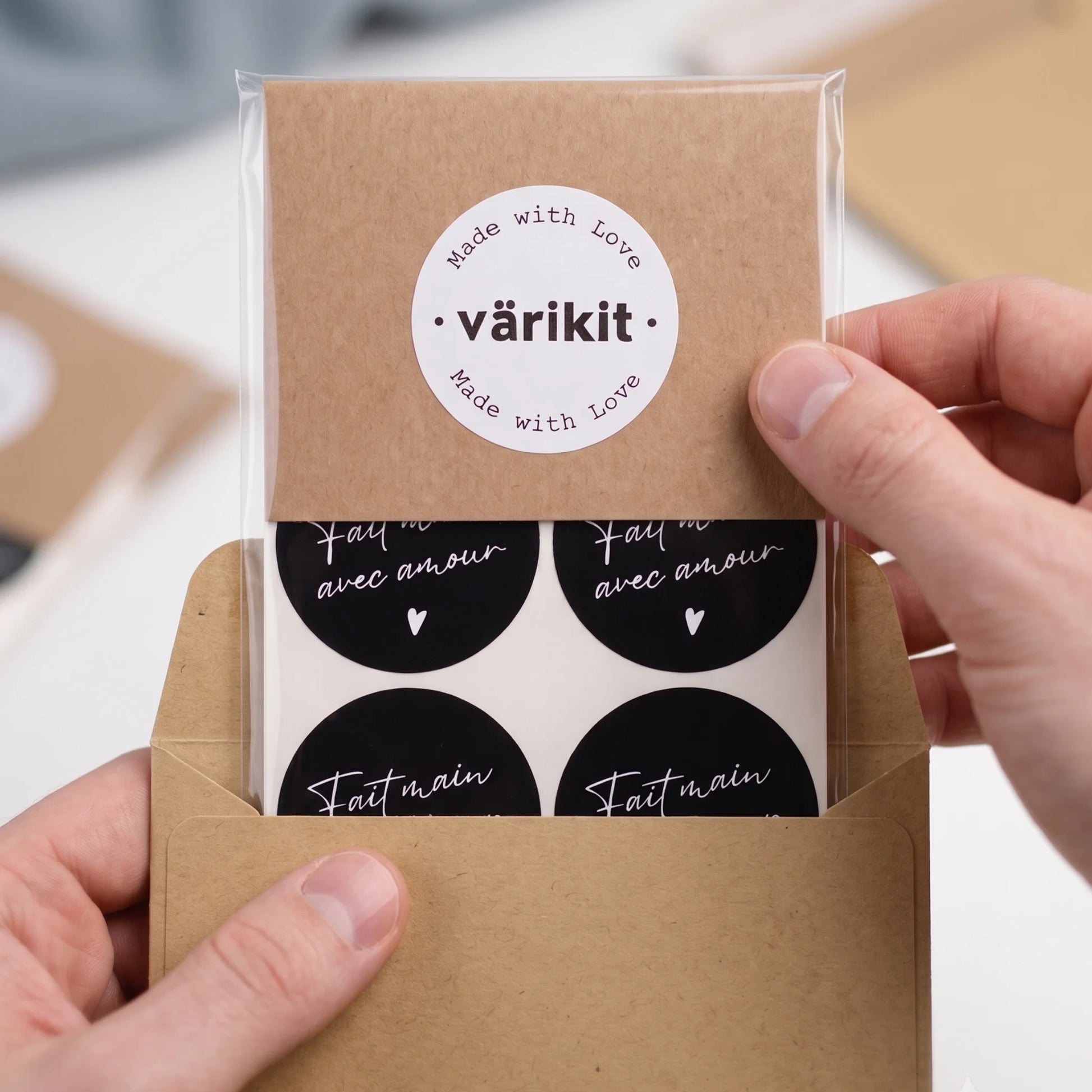 Fait main avec amour in flowing script, a paper sticker sealing parcels.