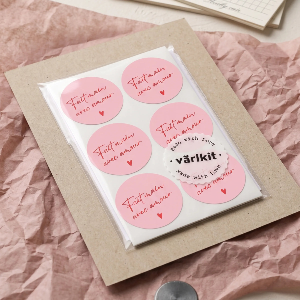 A handwritten French maker label welcoming boutique customers at unboxing.
