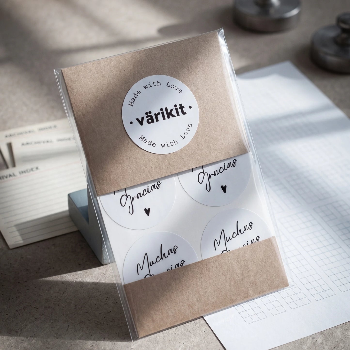 A Spanish cursive lettering label arriving with customer shipments at unboxing.