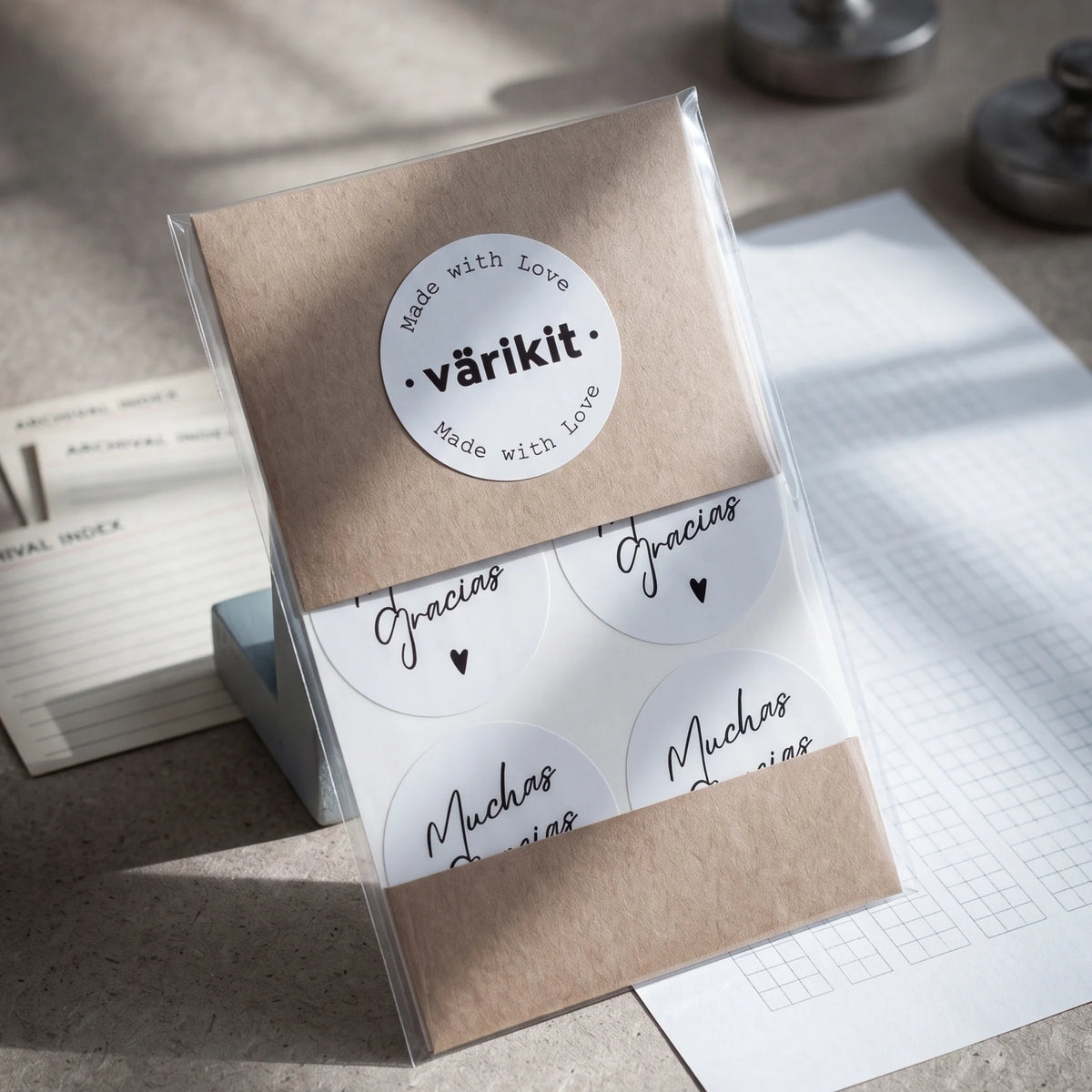 A Spanish cursive lettering label arriving with customer shipments at unboxing.