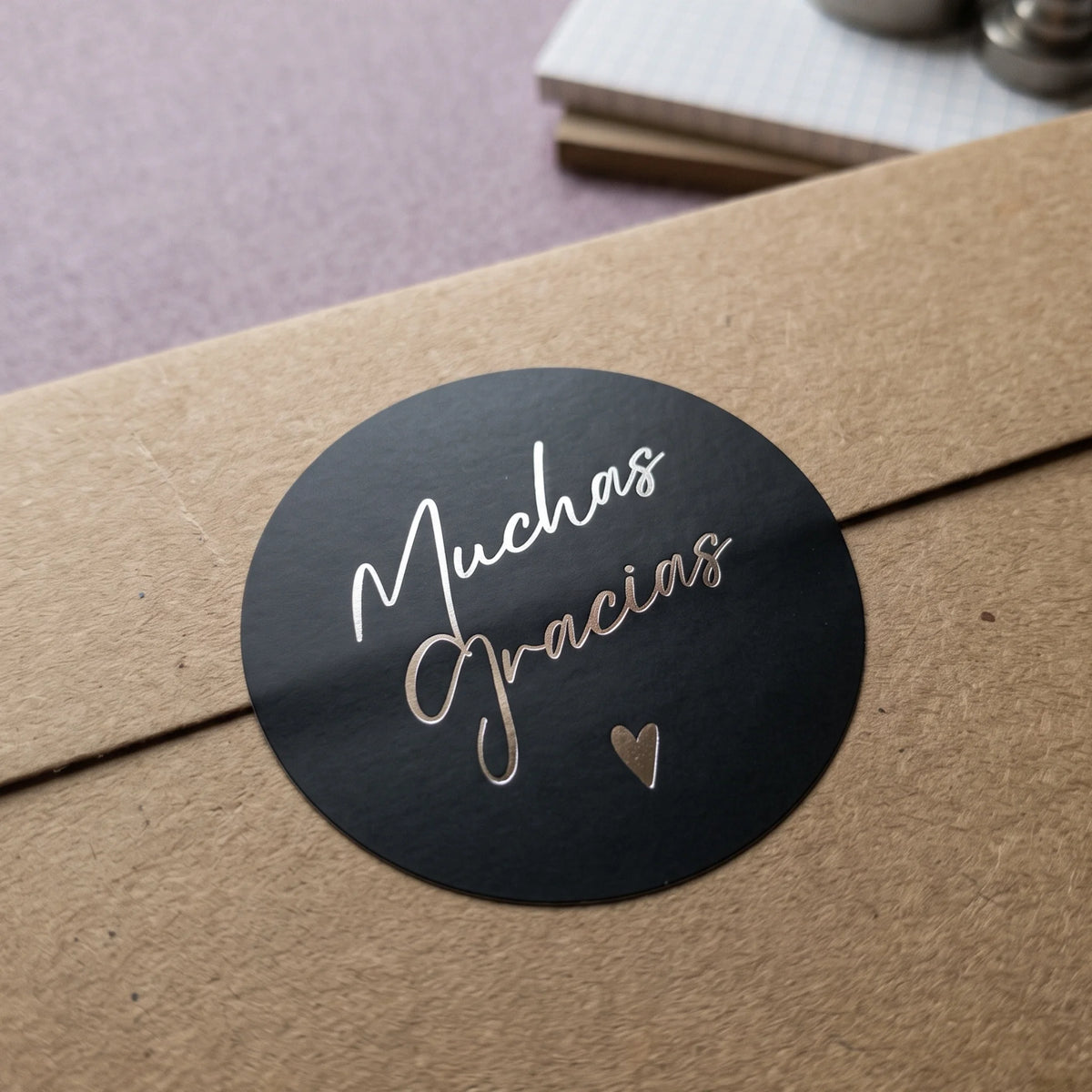Round 2-inch handwritten Spanish label designed for daily small business packing.